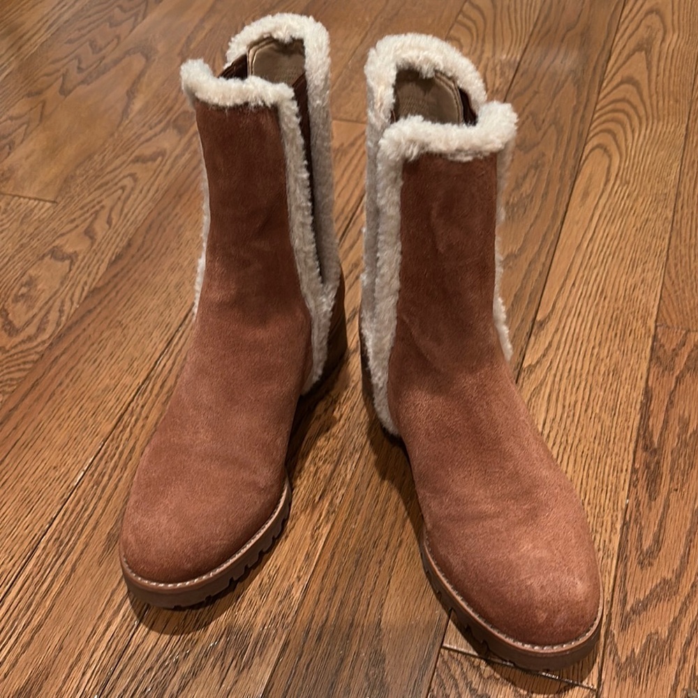 Talbots Tan and Cream Winter Boots with Elastic Panels